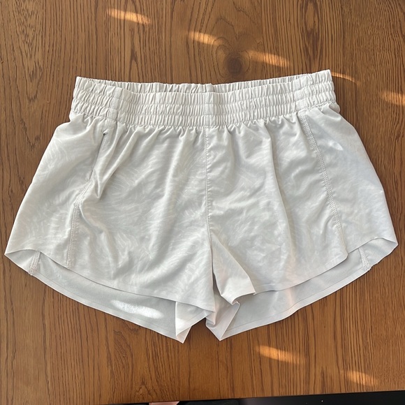 Athleta Printed Hustle 3" Short - Size M - Picture 3 of 8